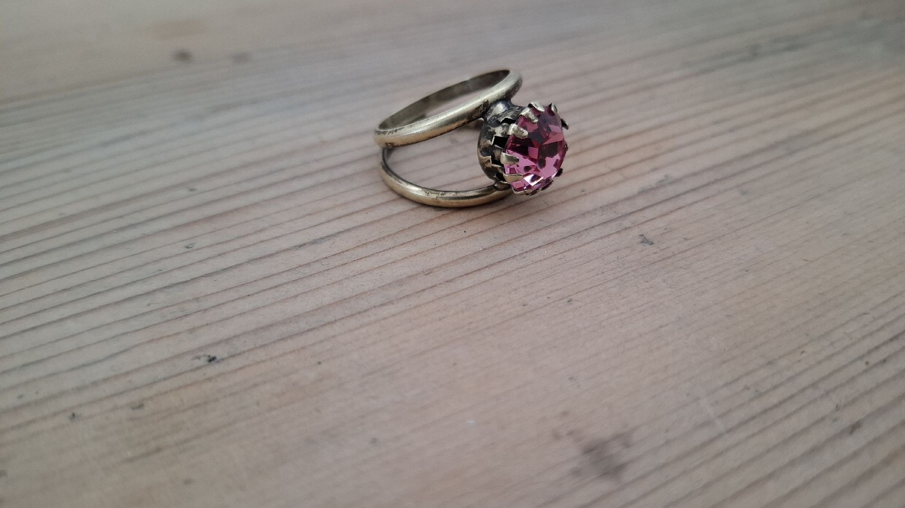 Anelli: Goldener Ring mit pinkem Schmuckstein – Usato da Buochs venduto da regenbogen7365 1