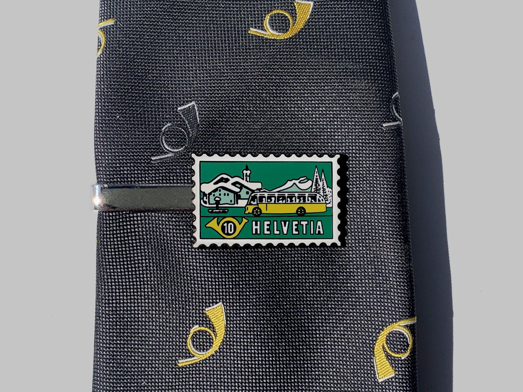 Plaketten & Abzeichen: Postauto Briefmarke 1953 Schweizer Alpenpost Krawattennadel – Neu (gemäss Beschreibung) aus Bern von AWiBe