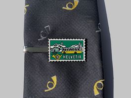 Postauto Briefmarke 1953 Schweizer Alpenpost Krawattennadel