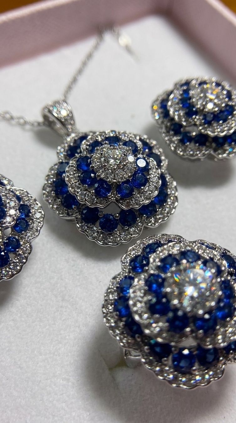 Altri gioielli: Parure bijoux fleur saphirs et zircons – Nuovo e nell'imballaggio originale da St-Maurice venduto da Sandrinette123 2