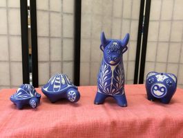 4 Figurines signées Pablo Zobal Chili, bleues et blanches