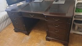 Antiker Schreibtisch aus Holz / Handarbeit