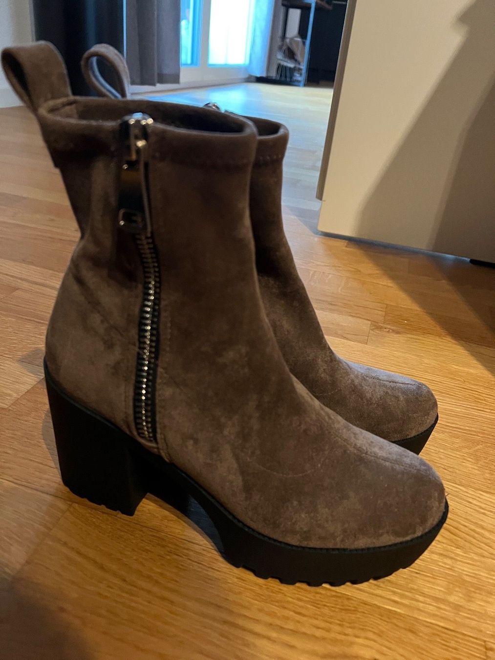 Scarpe da donna: Wildleder Stiefeletten – Usato da Egerkingen venduto da ear_k6fg