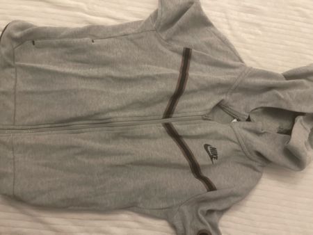 Sweat à capuche Nike gris, parfait pour le printemps! 