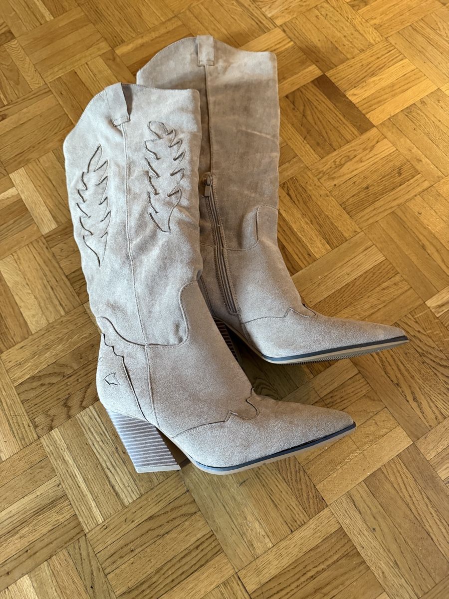 Scarpe da donna: Beige Cowboy Boots Size 41 – Nuovo (secondo la descrizione) da Petit-Lancy venduto da kay_b2kf