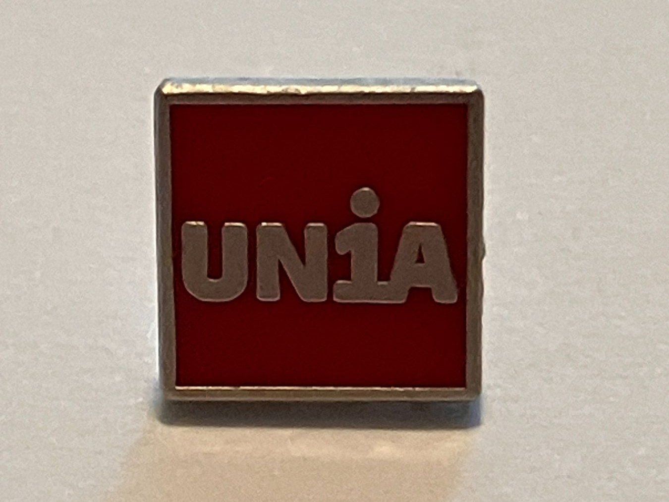Placchette & Badge: 1 Pin Unia (klein) – Usato da Basel venduto da djwwpp