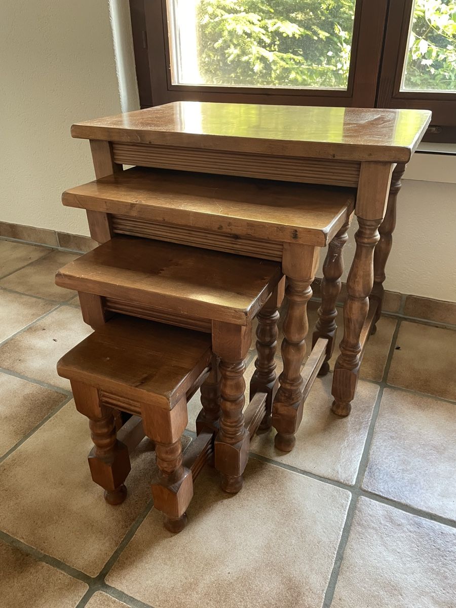 Set di tavolo e panche: Holz-Beistelltische  – Usato da Volketswil venduto da Iki4Sales 1