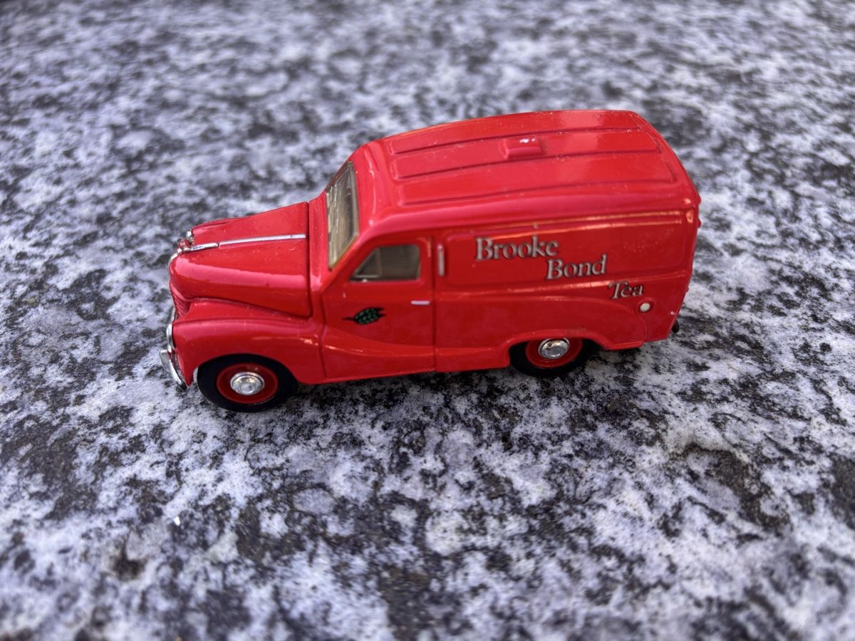 Matchbox Modellini d'auto: Matchbox Lesney, Austin A40 Van, Brooke Bond Tea – Usato da Bern venduto da justbetter
