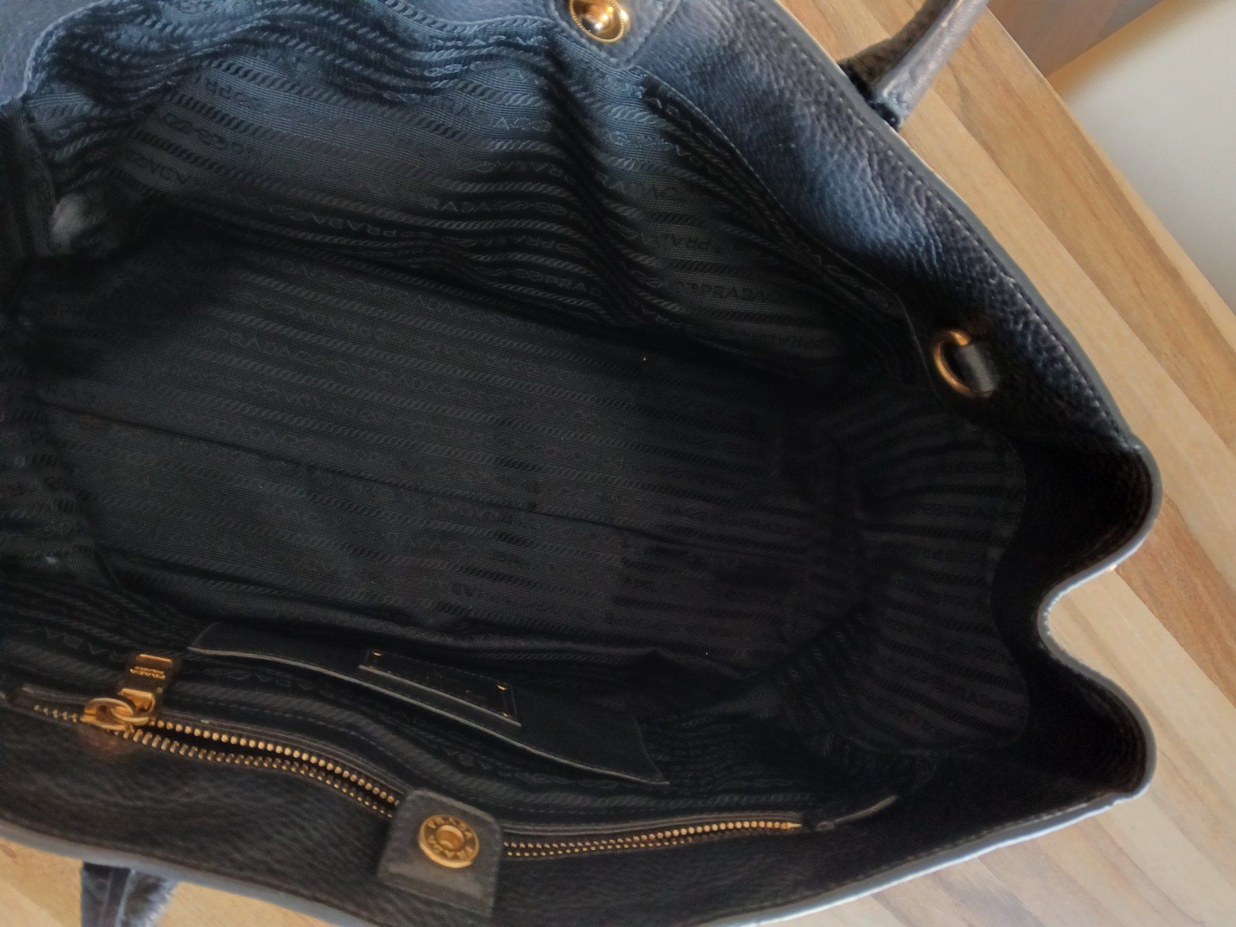 Prada Borse da donna: Authentic Black Leather PRADA Bag 36-48 length 26 height – Usato da Dübendorf venduto da LoRi-2026 6