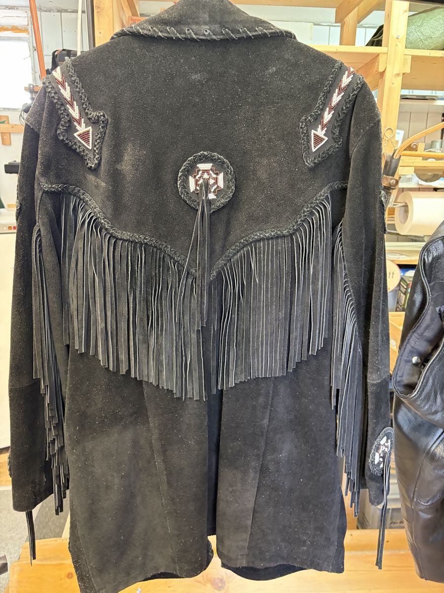 Vestes: Wildleder Jacke Running Bear Fransen schwarz Grösse M – D'occasion à Veltheim AG par eri_n5pn 1