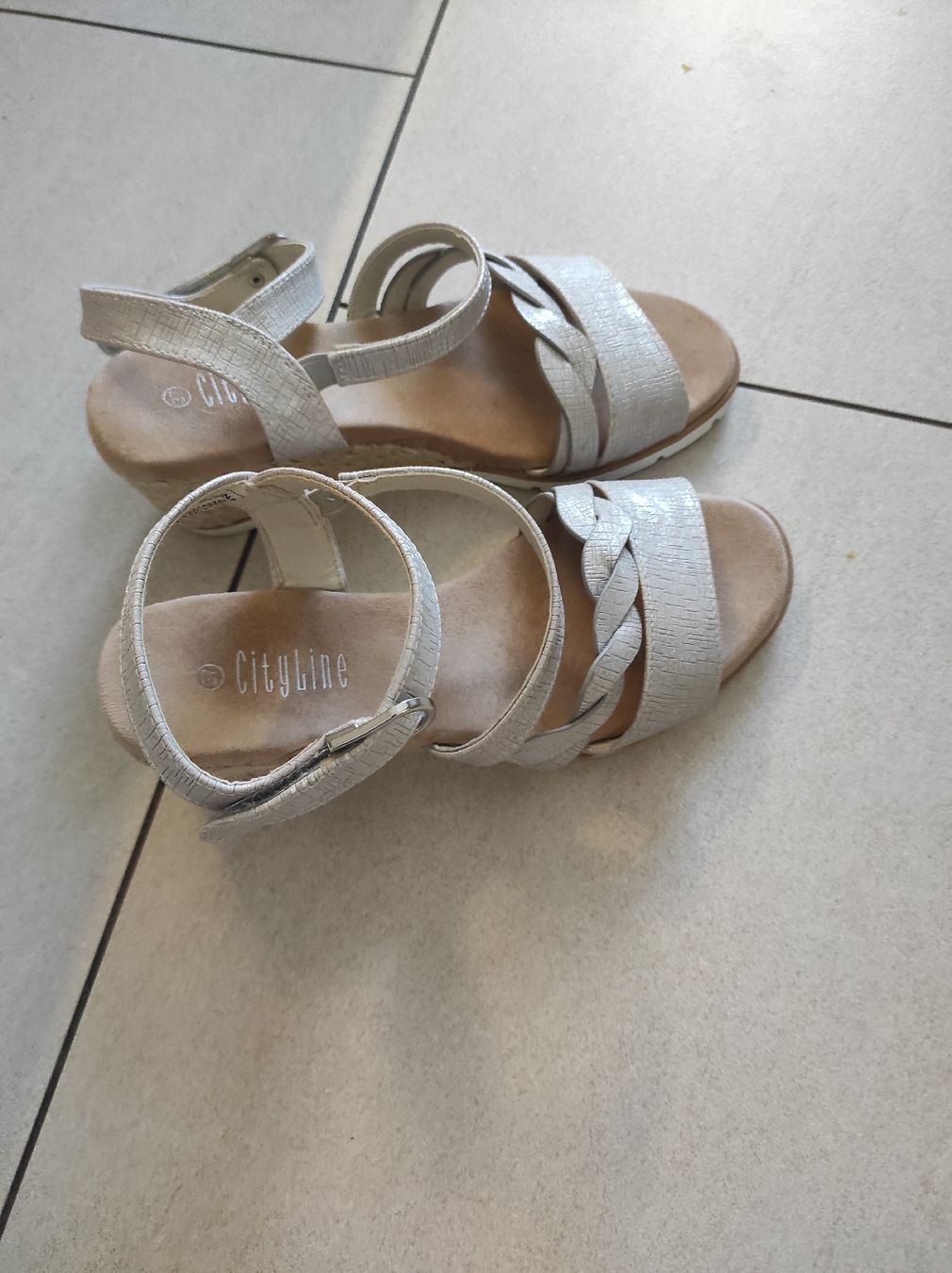 Scarpe per ragazze: Neuwertige Sommersandale, gr 37. – Nuovo (secondo la descrizione) da Rupperswil venduto da Tynna 1