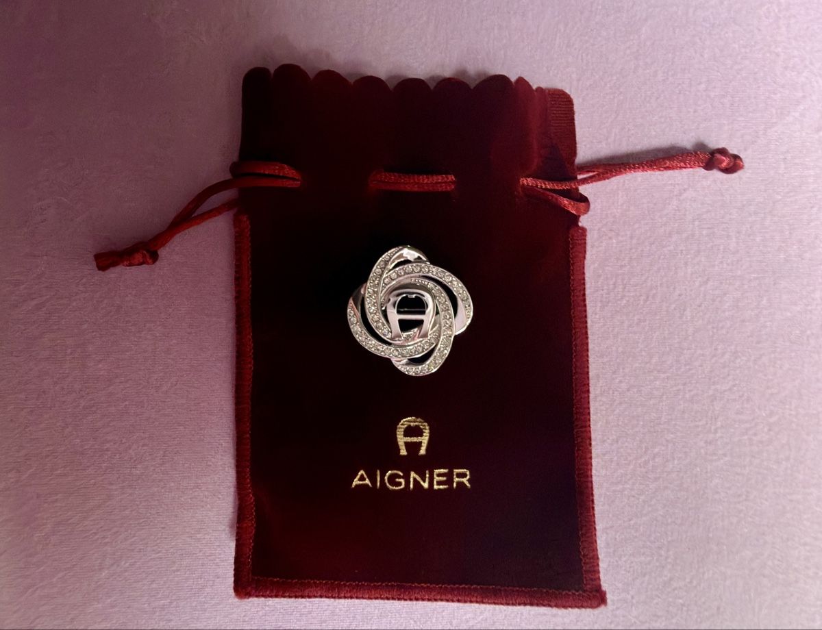 Aigner Broschen & Nadeln: Broche AIGNER originale - Neuve avec pochette – Neu (gemäss Beschreibung) aus Montreux von Ausoni