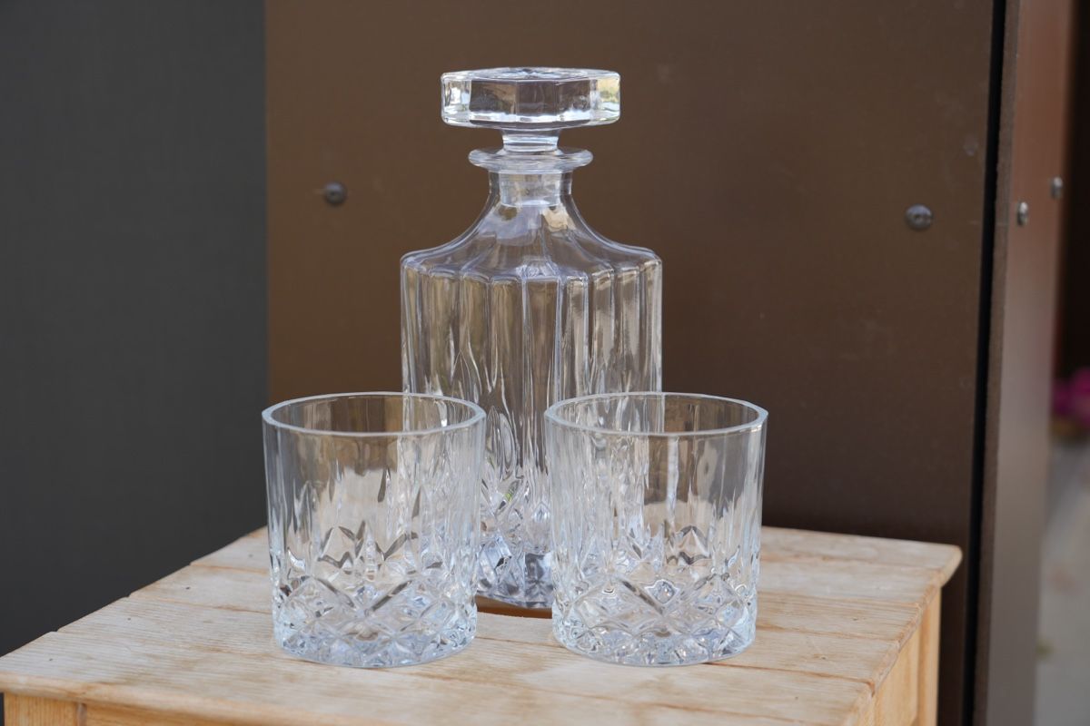 Caraffe: Kristall Karaffe mit 2 Gläsern, neuwertig – Nuovo (secondo la descrizione) da Oberwil BL venduto da A.Kaiser