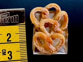 Salzbretzel auf Tablett f/Puppenstuben. Handarb./F. NP 11.00