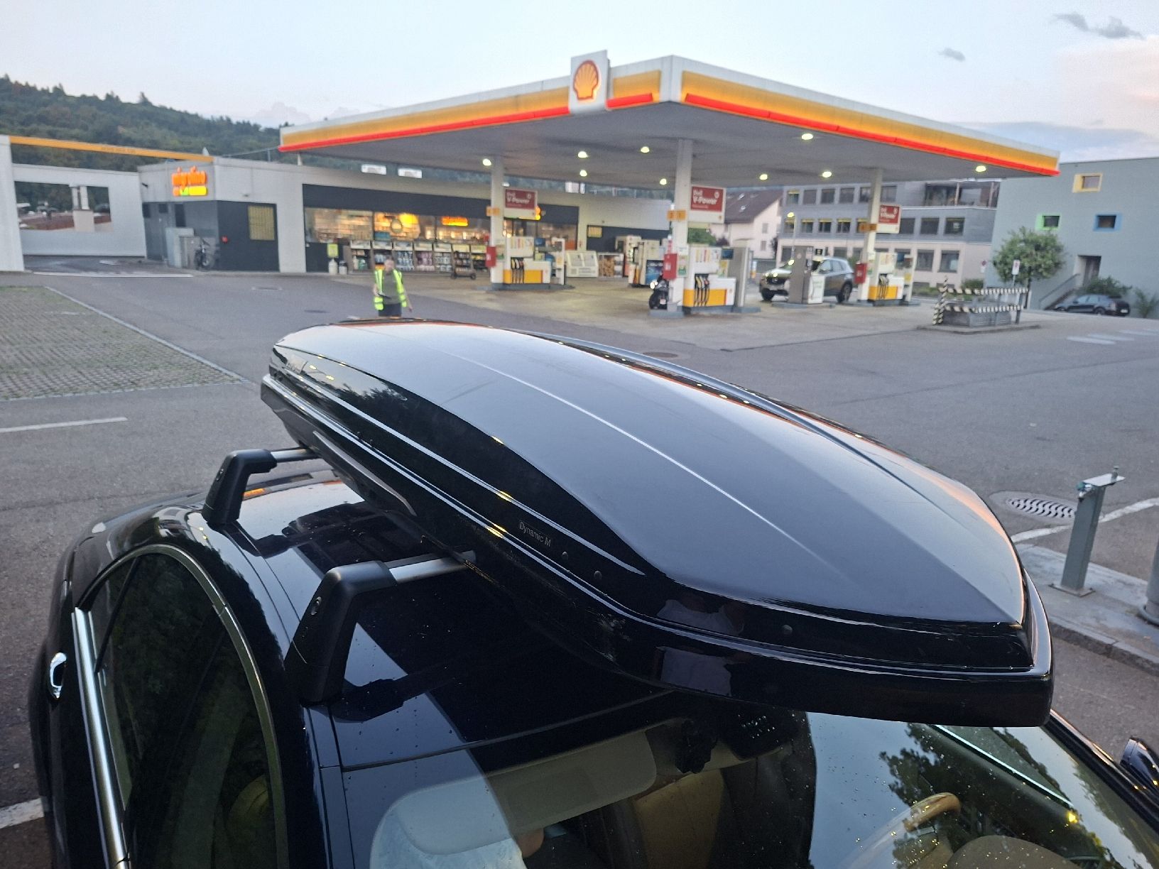Thule Box da tetto: Dachbox Thule Dynamik M Schwarz Riss aber noch gut – Difettoso da Zürich venduto da Mountainswiss88