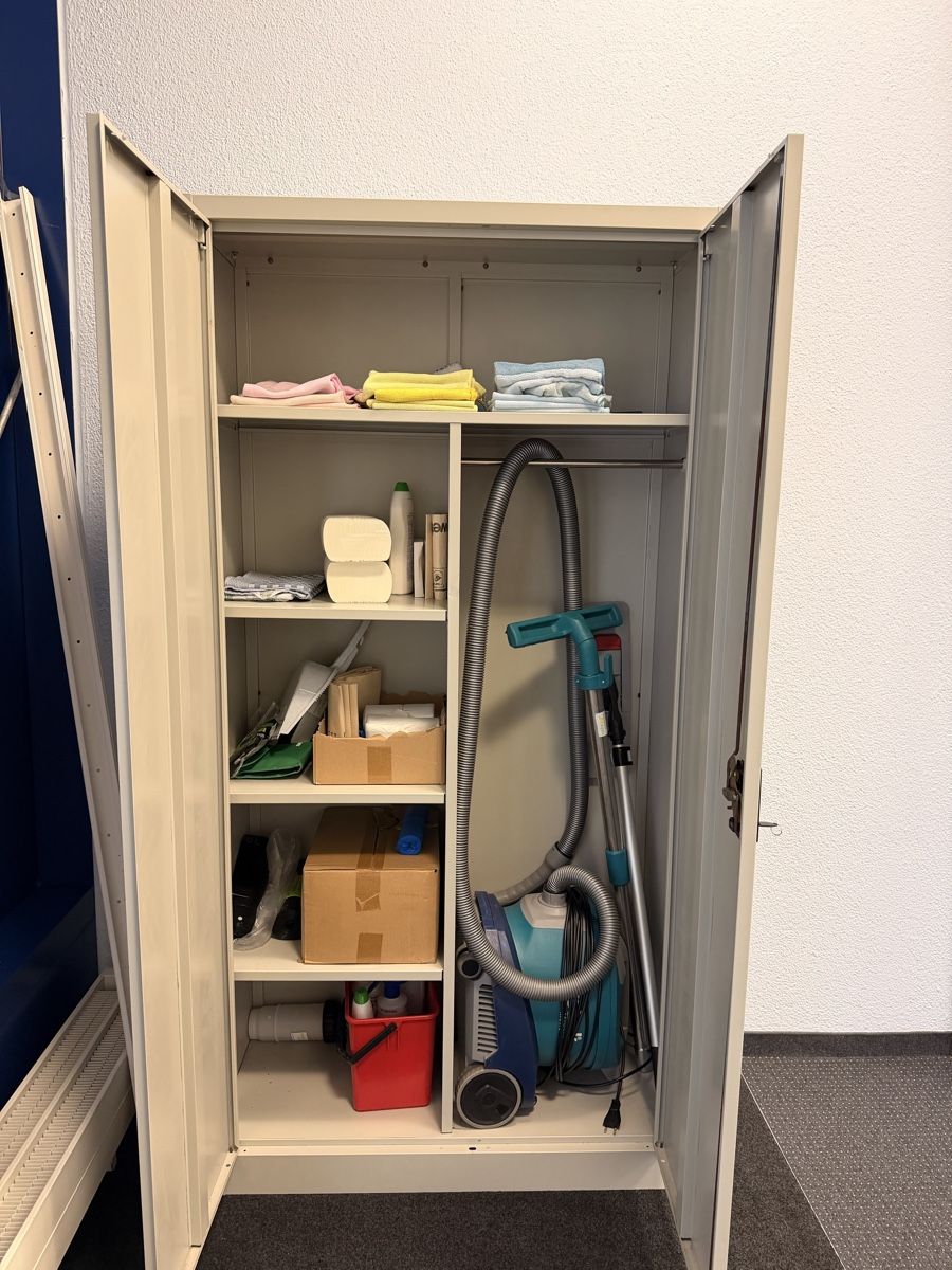 Armadi: Putzschrank/Armoire à balais – Nuovo (secondo la descrizione) da Grenchen venduto da Spicyrize 1