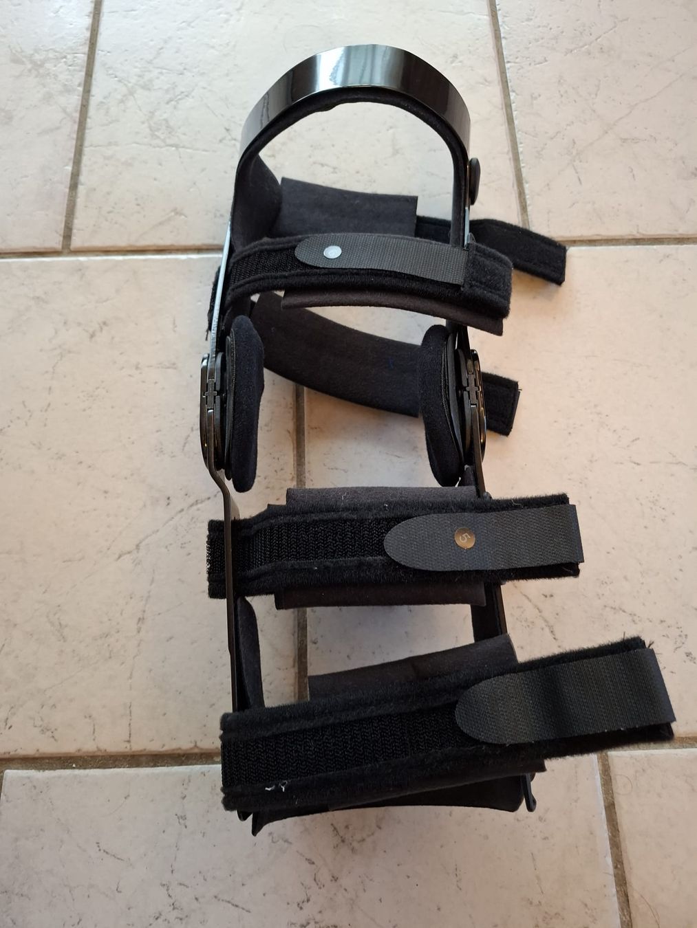Attrezzature mediche: Knieorthese Donjoy Legend 4Titude  – Usato da Rafz venduto da Isidorro1 1