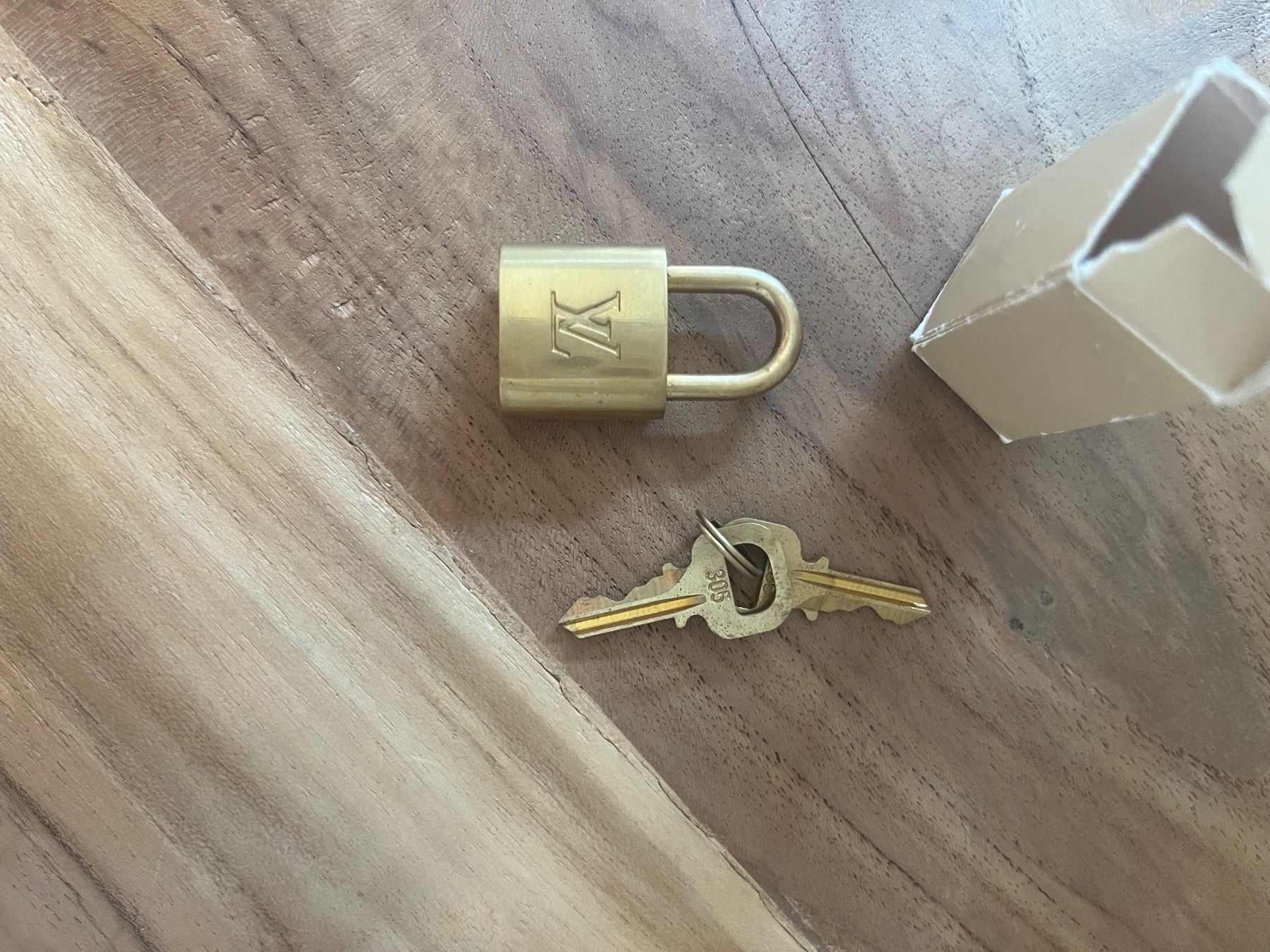 Lucchetti: Louis Vuitton Schloss mit 2 Schlüssel Original – Usato da Bülach venduto da cloudi888 1