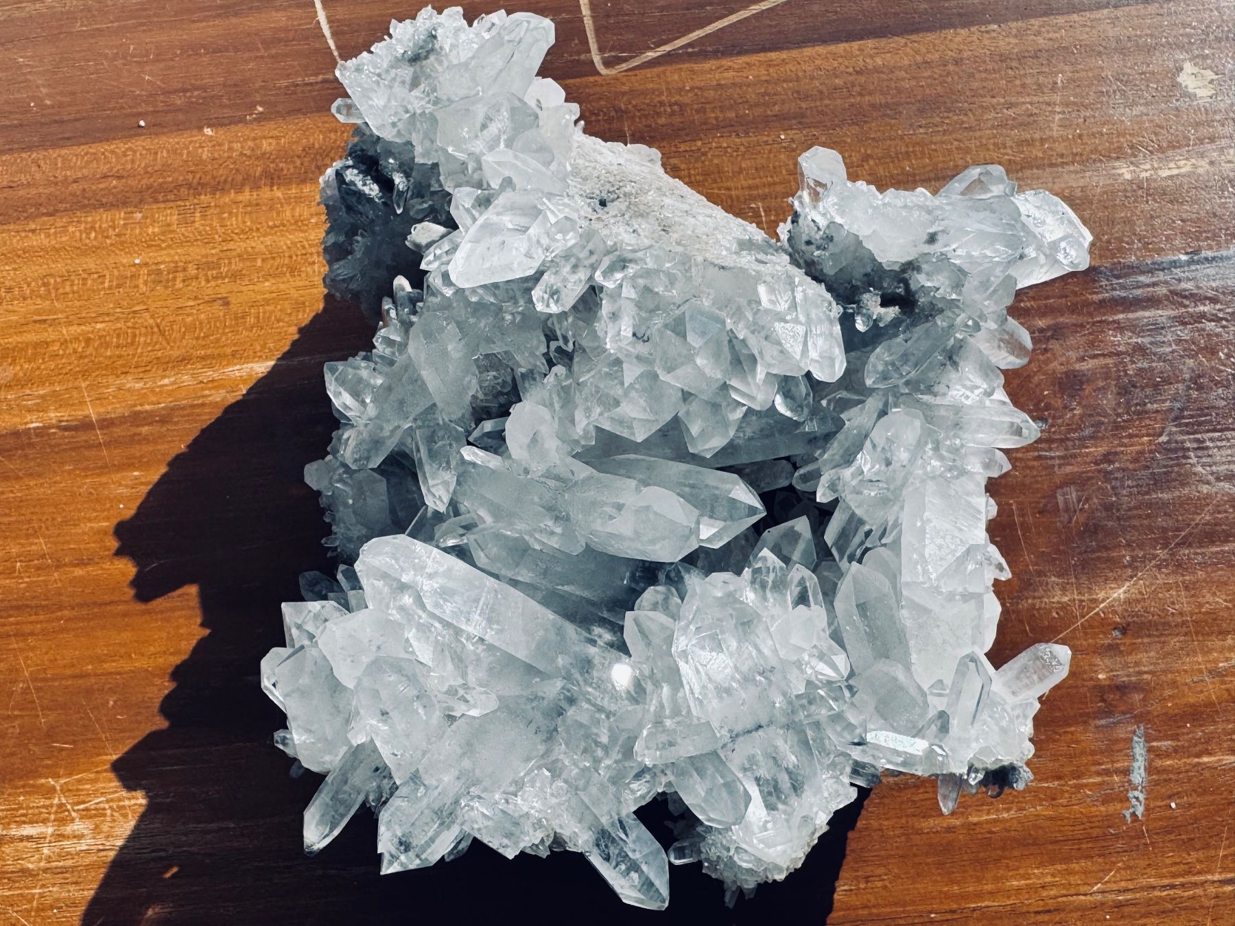 Minerali & Pietre curative: Bläuliche Quarz-Stufe aus Mathon, Schweiz – Nuovo e nell'imballaggio originale da Seeberg venduto da Mono1 2
