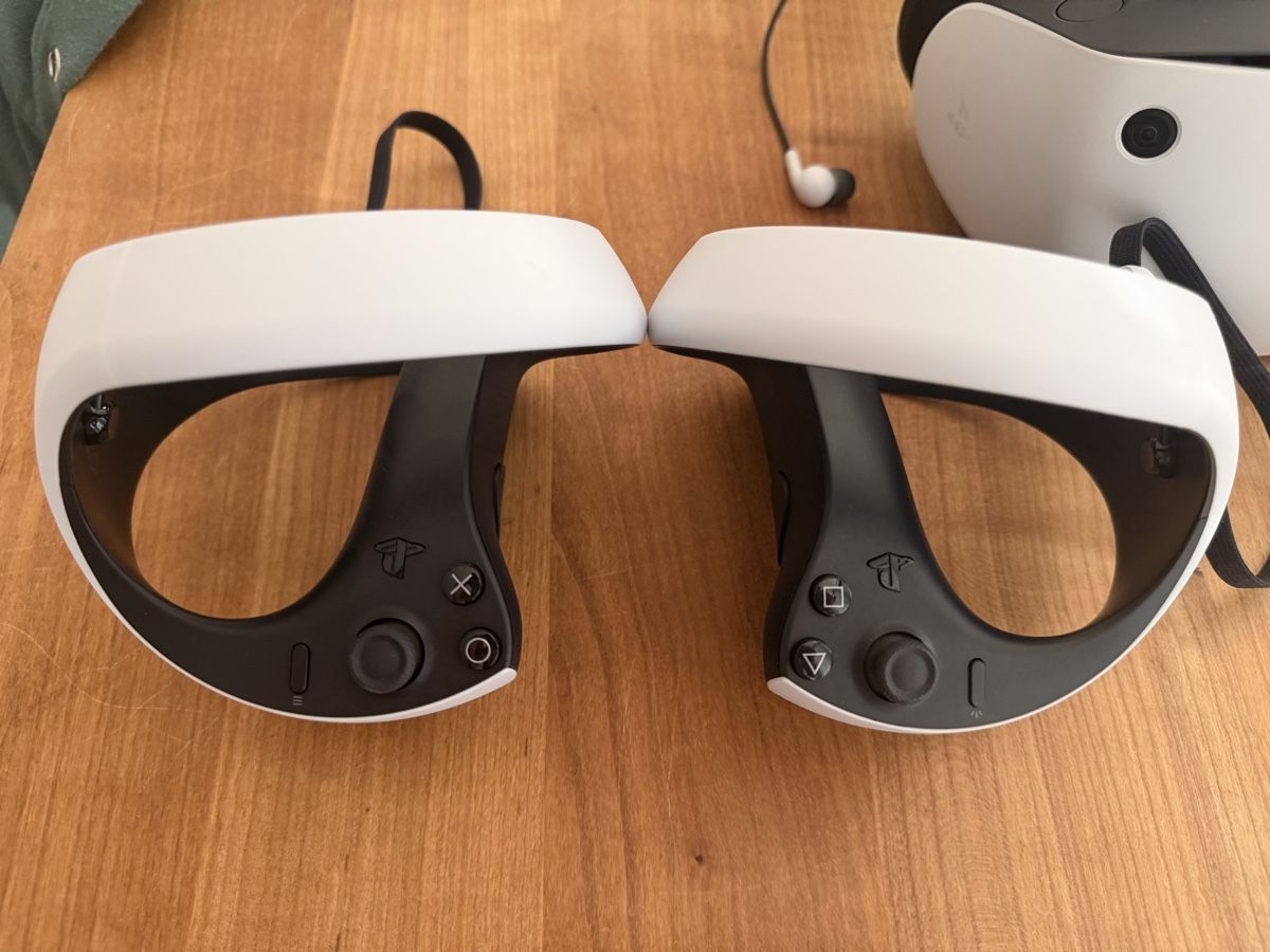 Sony VR Brille: Sony PlayStation VR2 Headset mit Controllern top Zustand – Gebraucht aus Bern von ITJO1 1