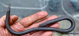 handgeschmiedeter alter Haken mit ösenartiger Schlaufe