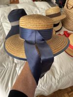 Chapeau de soleil Emilio Ceccato en paille et ruban bleu.