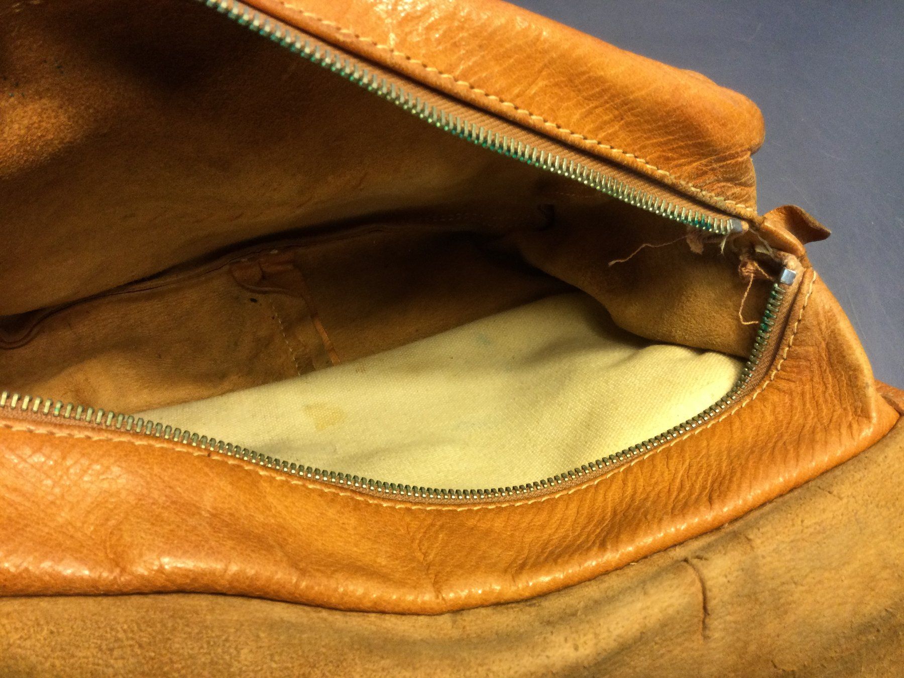 Schilder: Gebrauchte Vintage Ledertasche Umhängetasche – Gebraucht aus Wangen SZ von kuriosum12 5