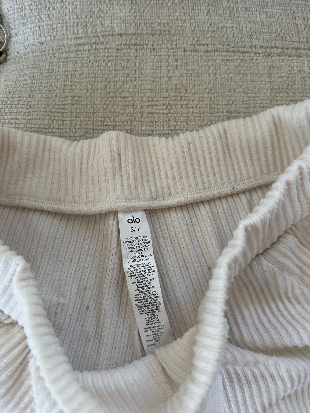 Alo Yoga Pantaloni: Trainerhose | Alo Yoga – Usato da Horgen venduto da naomijlo 4