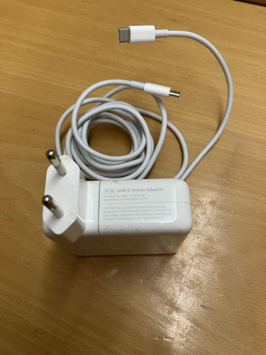 Apple Chargeur: Apple 61W Ladegerät Macbook – D'occasion à Arlesheim par vampicki