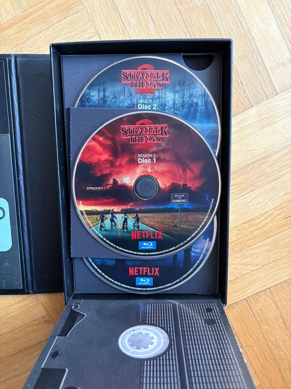 Tutti i DVDs: Stranger Things: Season 2 - Collector's Edition - Blu-ray – Nuovo (secondo la descrizione) da Zürich venduto da Malcom 2