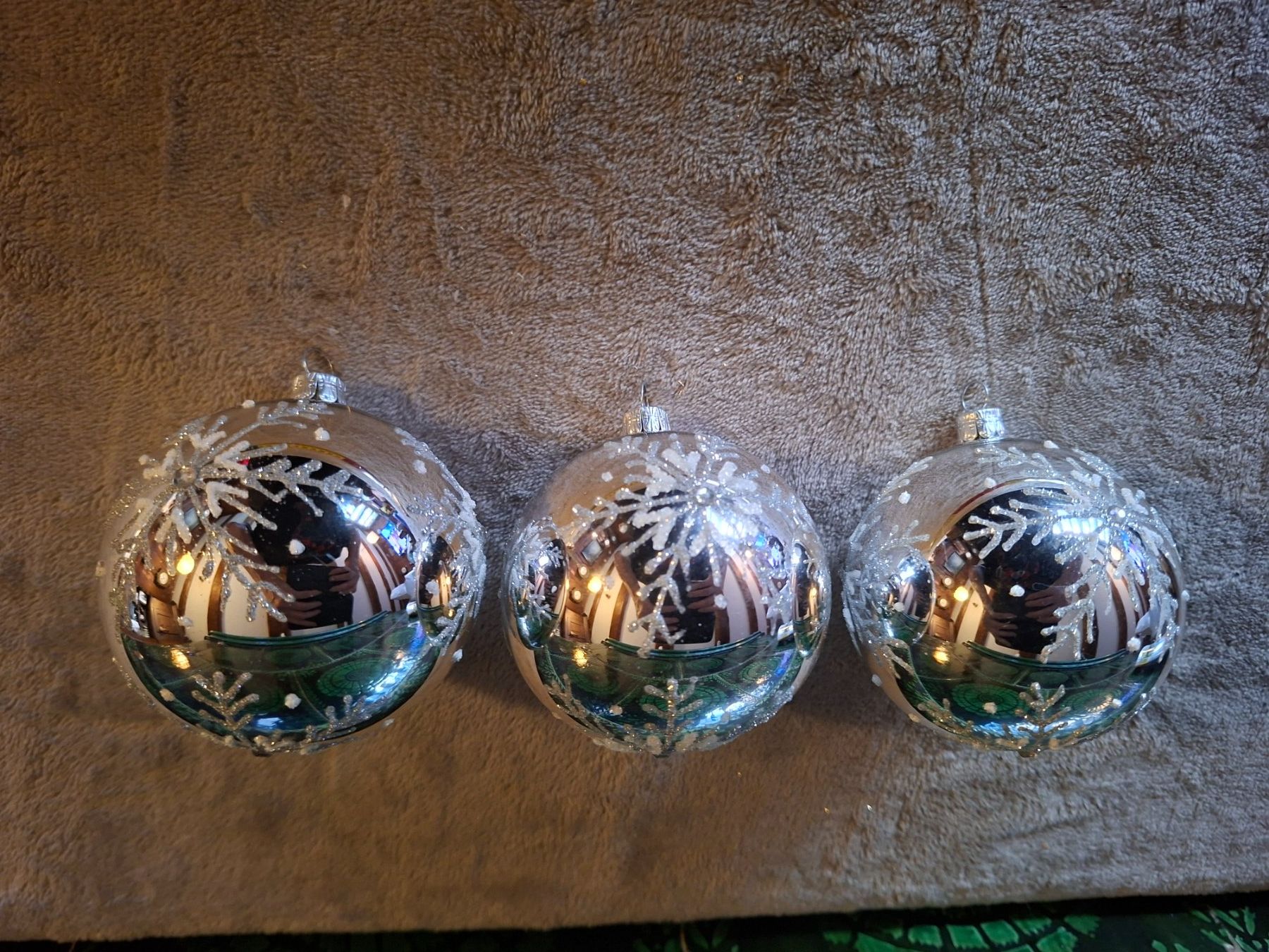 Tutte le decorazioni: 3  hübsche Weihnachtskugeln Glas mit Schneeflocken Motiv – Nuovo (secondo la descrizione) da Otelfingen venduto da silver-moon 1