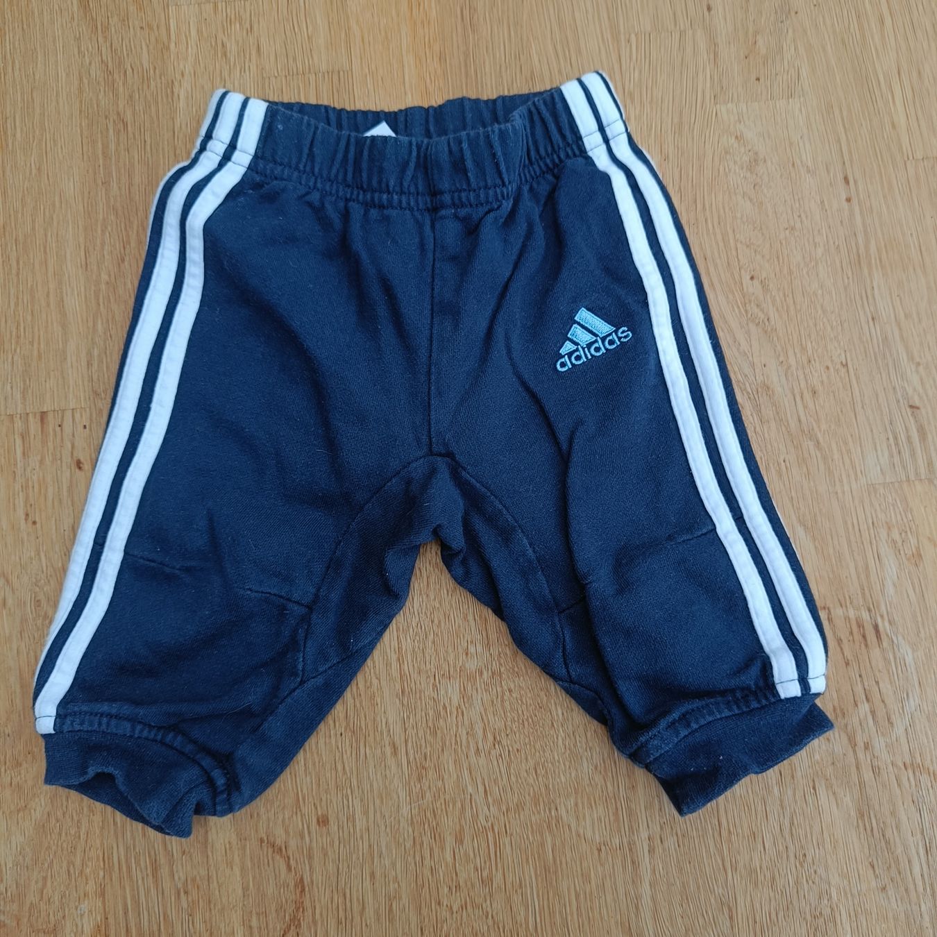 Adidas Pantaloni: Trainerhosen Grösse 62 – Usato da Jaberg venduto da urig17.