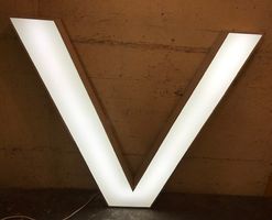 sehr grosser Leuchtbuchstabe V weiss von JUVENTUS SCHULE