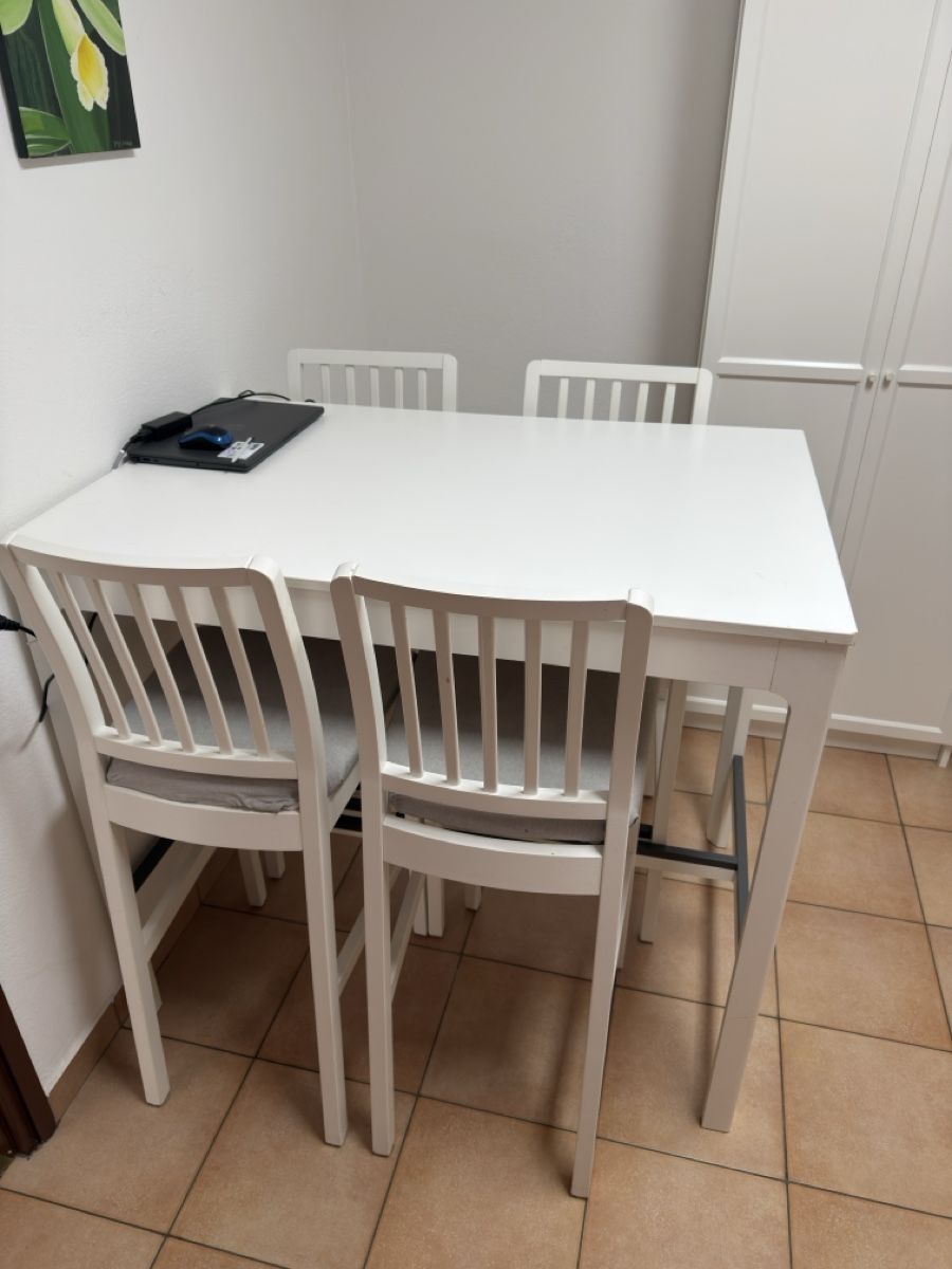 Ikea Set di tavolo e panche: Bartisch mit 4 Stühlen Ikea EKEDALEN – Usato da Widnau venduto da kustercarmen 2