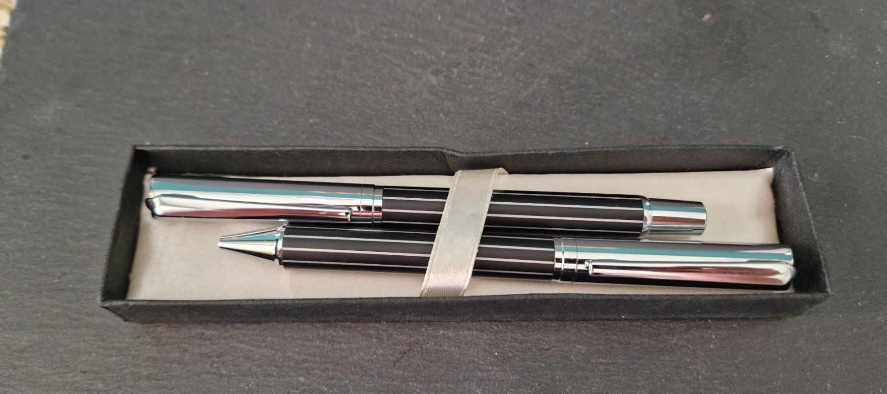 Stifte & Marker: Schreibset Kugelschreiber und Rollerball schwarz – Gebraucht aus Winterthur von Sadega
