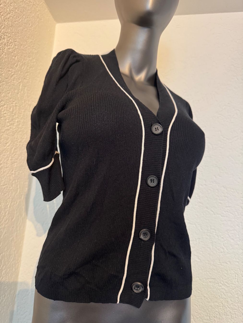 Jacken: Schwarze Strickjacke mit kurzen Ärmeln Gr S - M – Gebraucht aus Frenkendorf von Style365 1