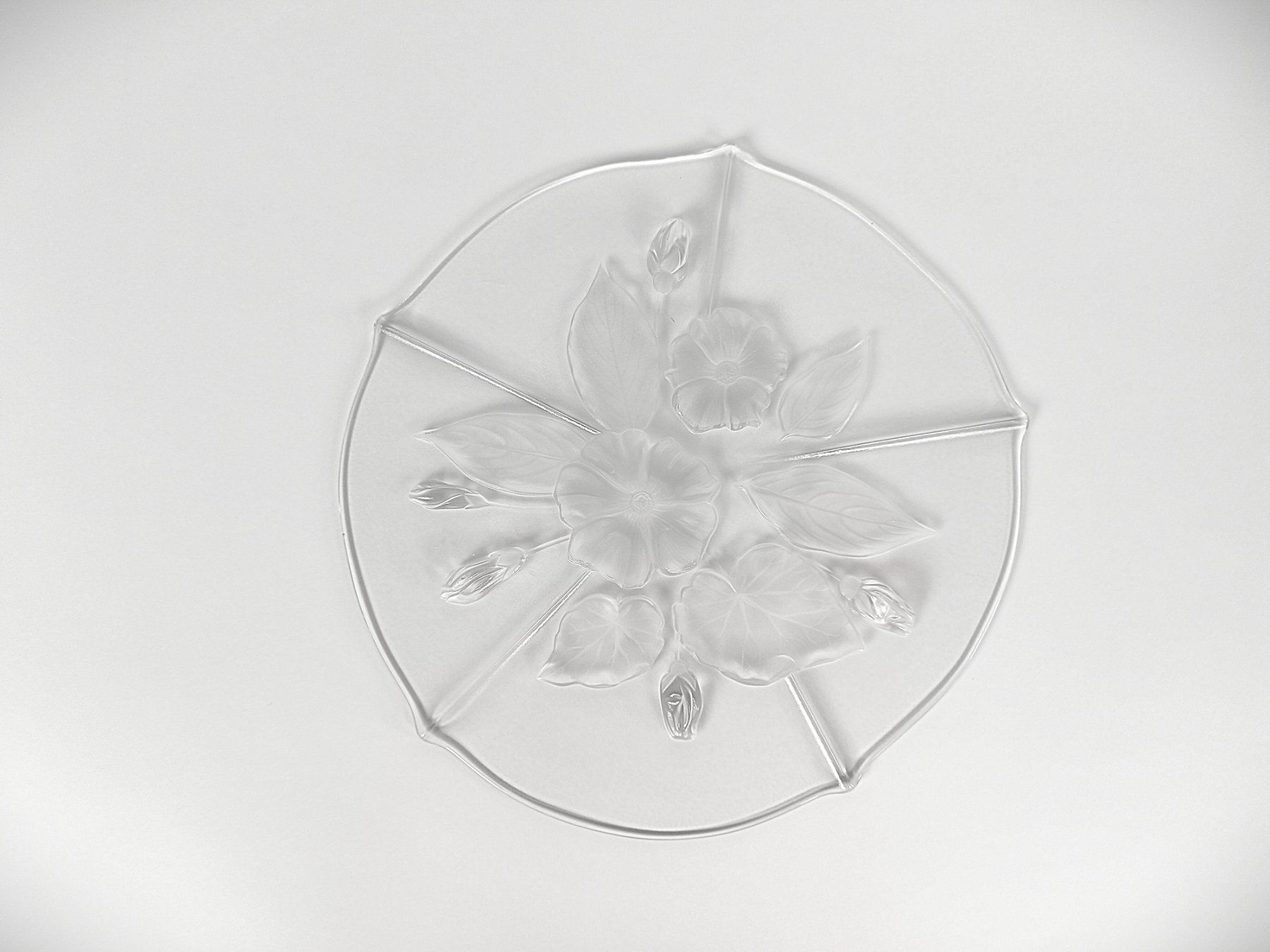 Servierplatten: Tortenplatte Glas mit Blumenmuster – Gebraucht aus Suhr von Restwert_Suhr 1
