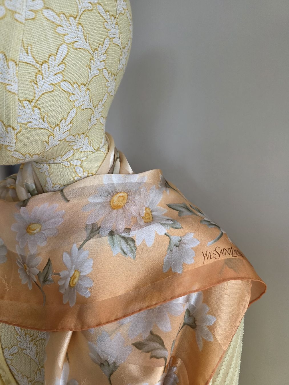 Saint Laurent Foulard & Sciarpe: YSL Seidentuch 86 × 86 cm – Nuovo (secondo la descrizione) da Zürich venduto da LIMAR 2