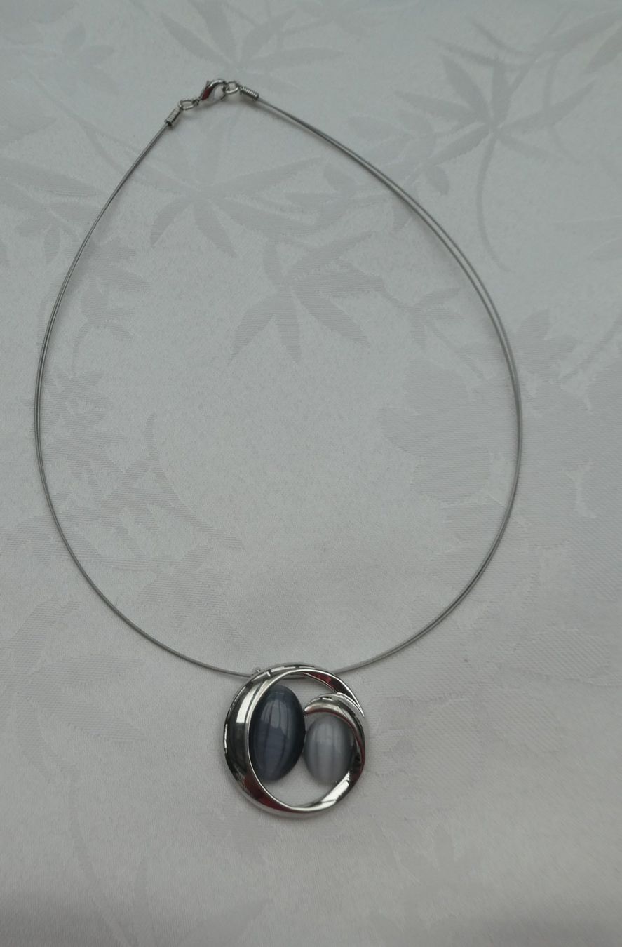 Catenine: Collier Œil de chat pendentif gris acier neuf – Nuovo e nell'imballaggio originale da Troistorrents venduto da Marion70