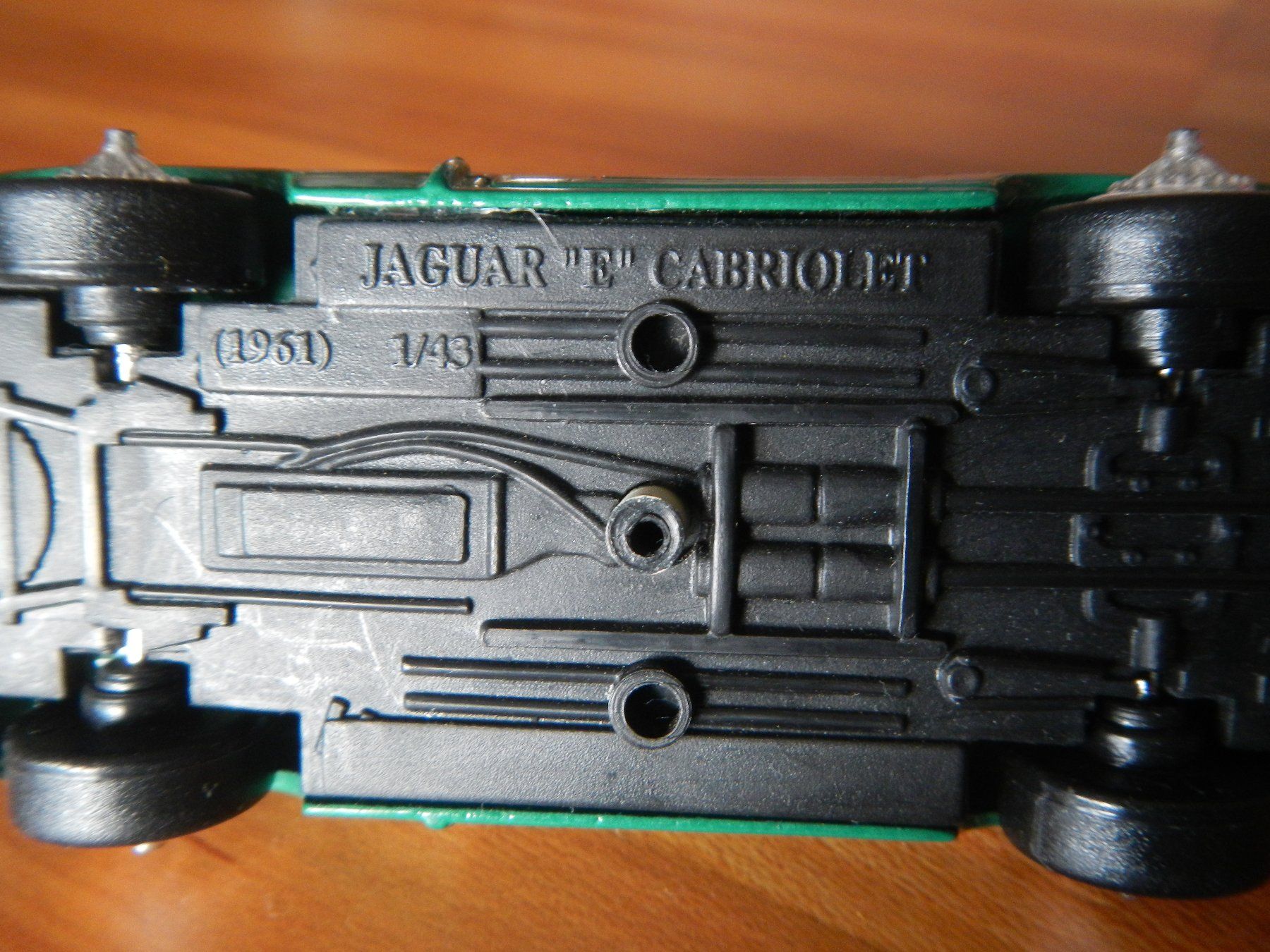Jaguar Modellini d'auto: Jaguar E-Type Cabriolet Modellauto 1/43, Grün – Usato da Wallisellen venduto da Marysan8 4