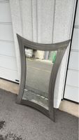 Dekorativer Wandspiegel, Metallrahmen, modernes Design