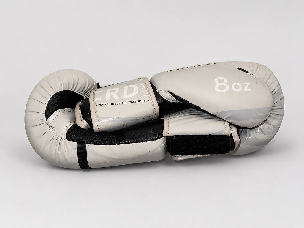 Guanti & manicotti: Gants de boxe Outshock 8 oz  Gris clair – Usato da Chêne-Bougeries venduto da Dorys 3