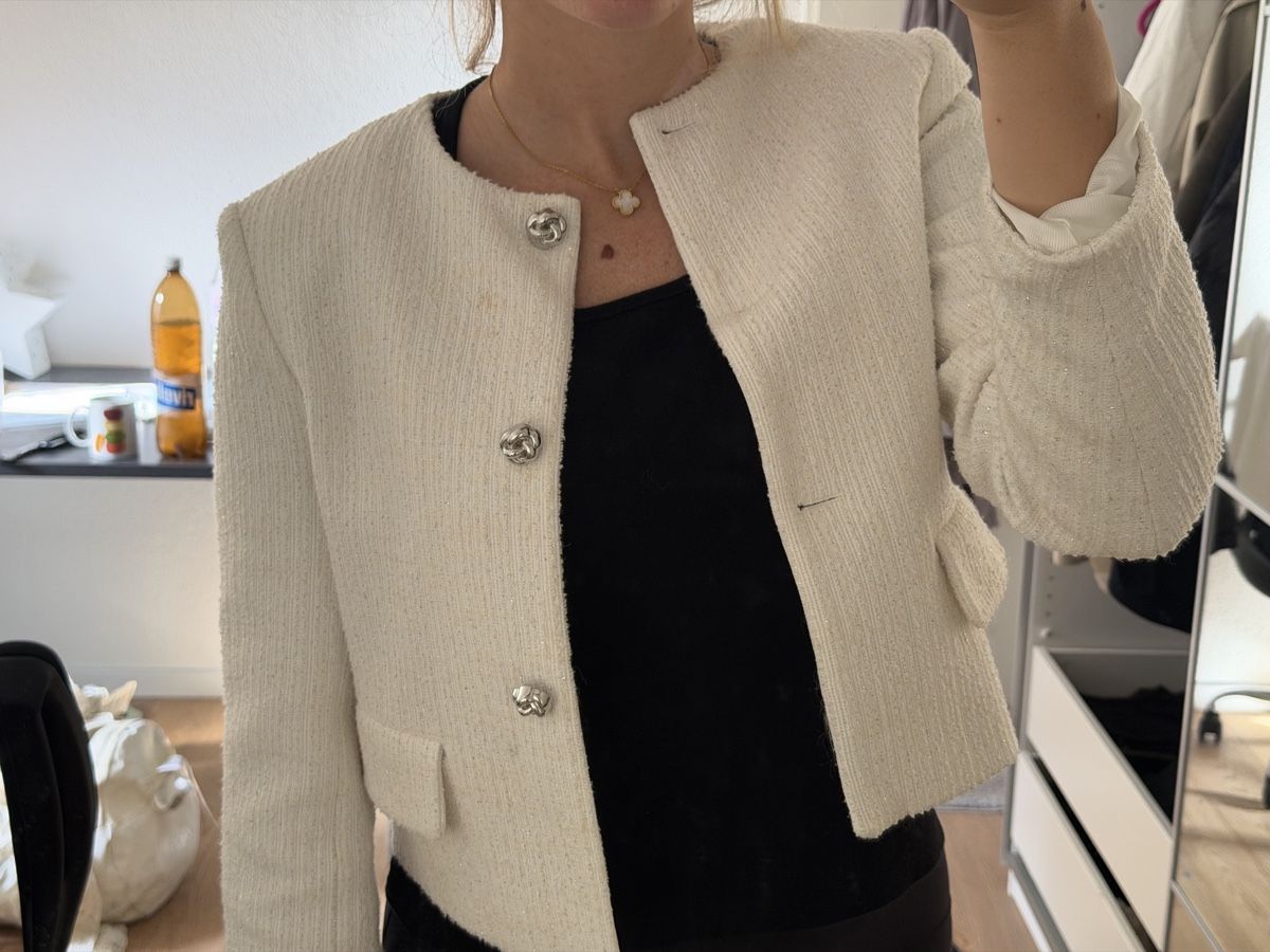 Zara Jacken: Zara Bouclé-Jacke – Gebraucht aus Wolfhausen von leaze 1