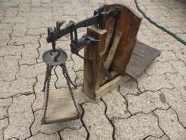 Alte Waage aus 1870 Sackwaage Holz mit vielen Eichstempeln