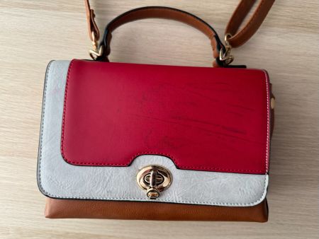 Défauts ! Sac à bandoulière contraste et clous