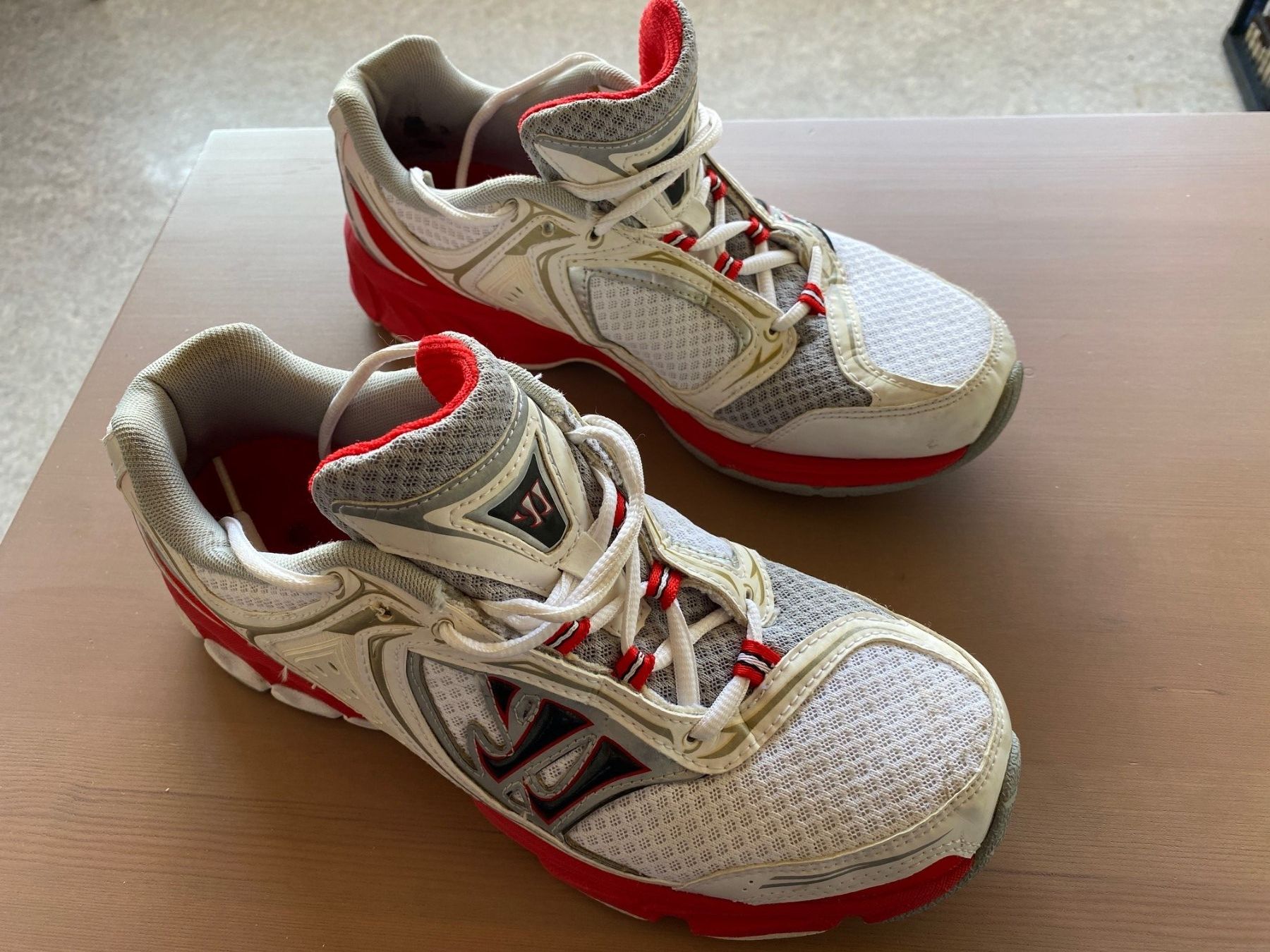 Herrenschuhe: Warrior Hallenschuhe in Grösse 40 – Gebraucht aus Jona von Kigwuahon
