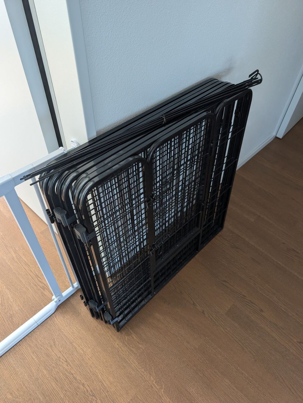 Cages, transport & sécurité: Hunde-Laufgitter schwarz 8 Elemente mit Türe – D'occasion à Uitikon Waldegg par tob_7bhx
