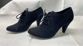 Damen Schnürschuhe schwarz Absatz getragen