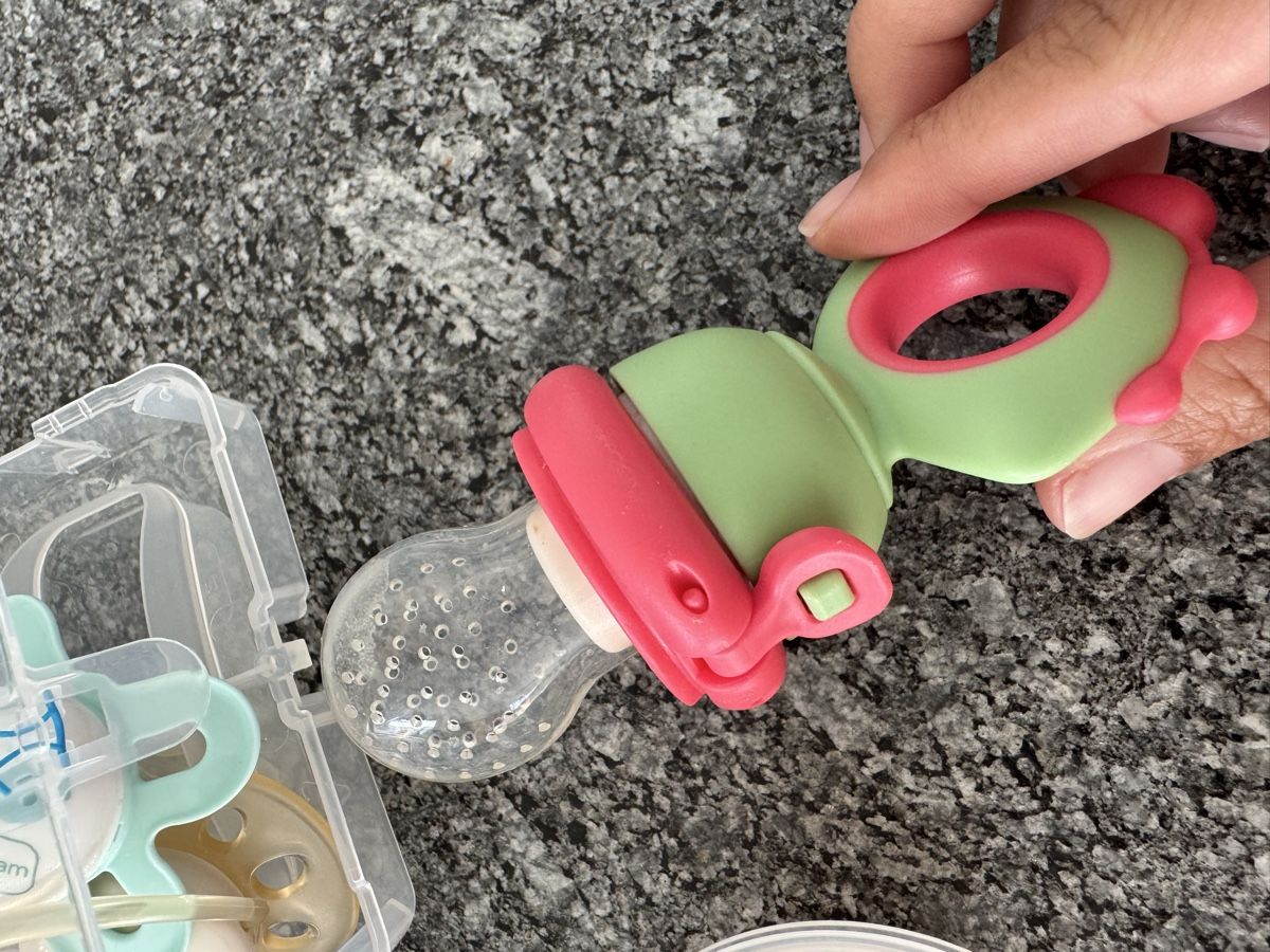 Succhiotti & catenelle porta ciuccio: Baby pacifiers set with cases used condition – Usato da Altendorf venduto da joc_yy6d 2