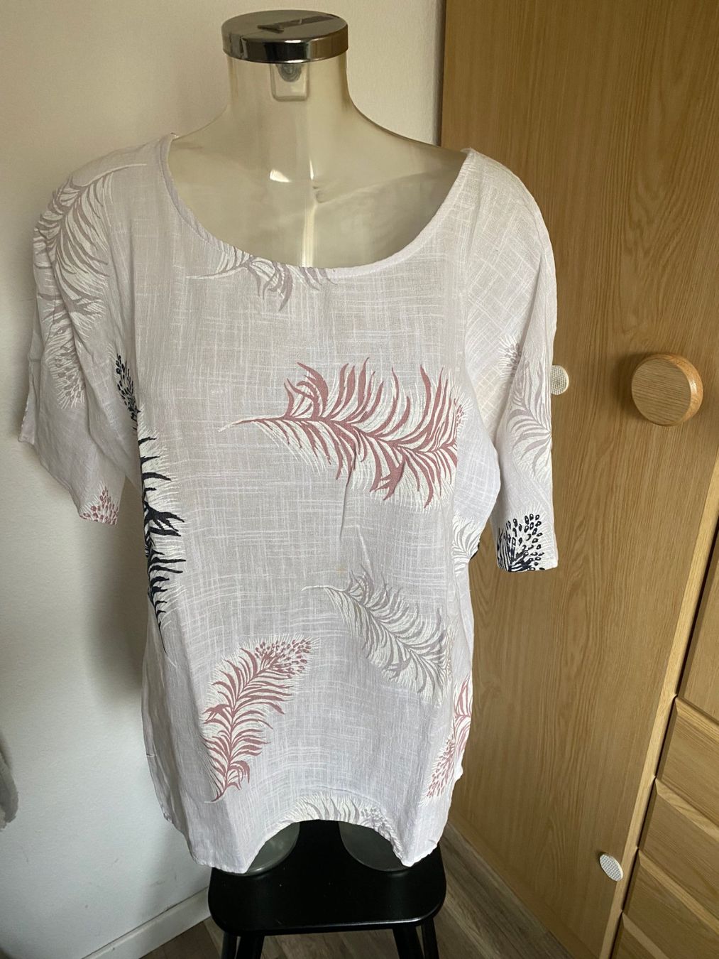 T-shirt: Leinen T-Shirt mit schönem Muster – Usato da Allenwinden venduto da Obalu 2